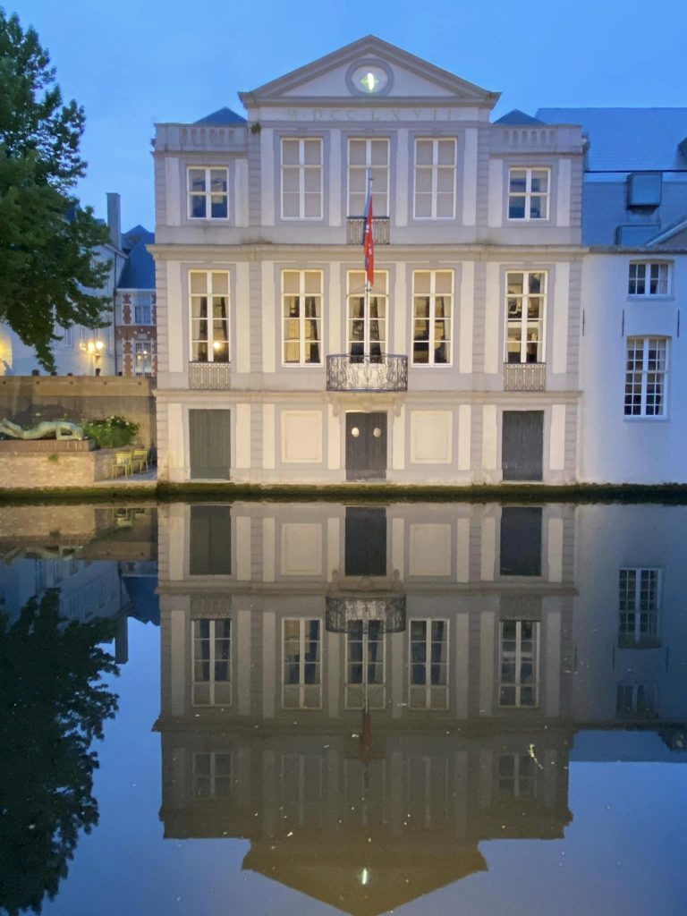 Канал Брюгге и частный дом