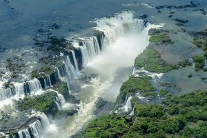 Водопады Игуасу. Вид с воздуха. Фото Enaldo Valadares - Own work, CC BY-SA 3.0, https://commons.wikimedia.org/w/index.php?curid=32922684