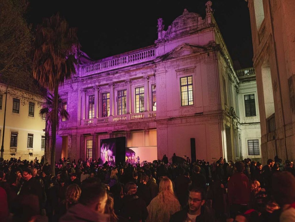 In Lisbon, more than 70 museums and cultural spaces join the celebration with interactive exhibitions, guided night tours, and family-friendly workshops.